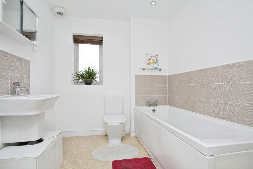 House in Rugby, Cawston - More