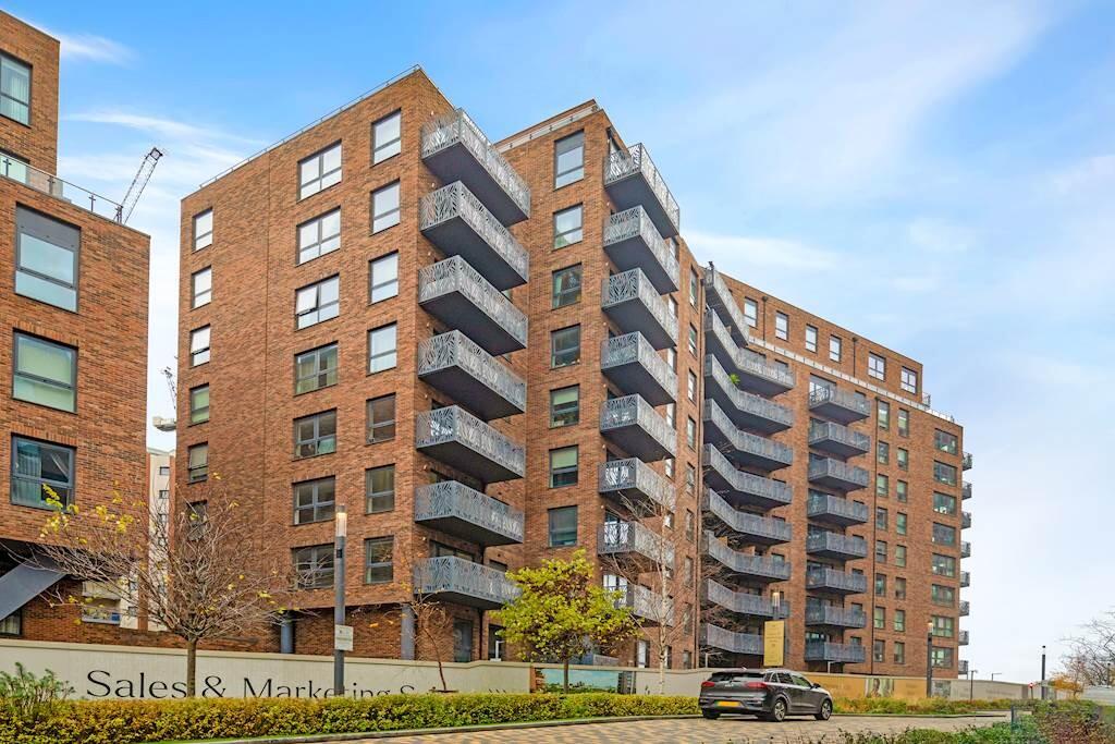 Main image of property: 139 Leven Road, London, E14