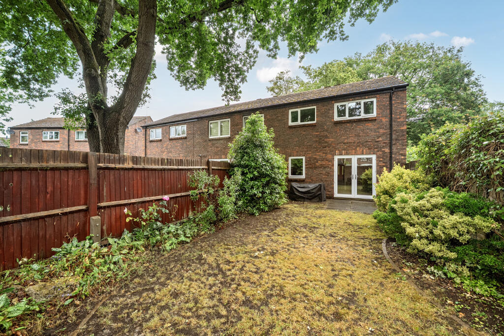 Pearl Court, Woking, GU21 photo 4