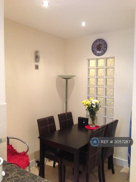 Apartment in Romford - View 5