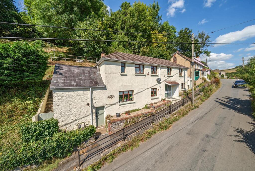 4-bed detached on Station Hill, Swimbridge, Barnstaple, £355,000