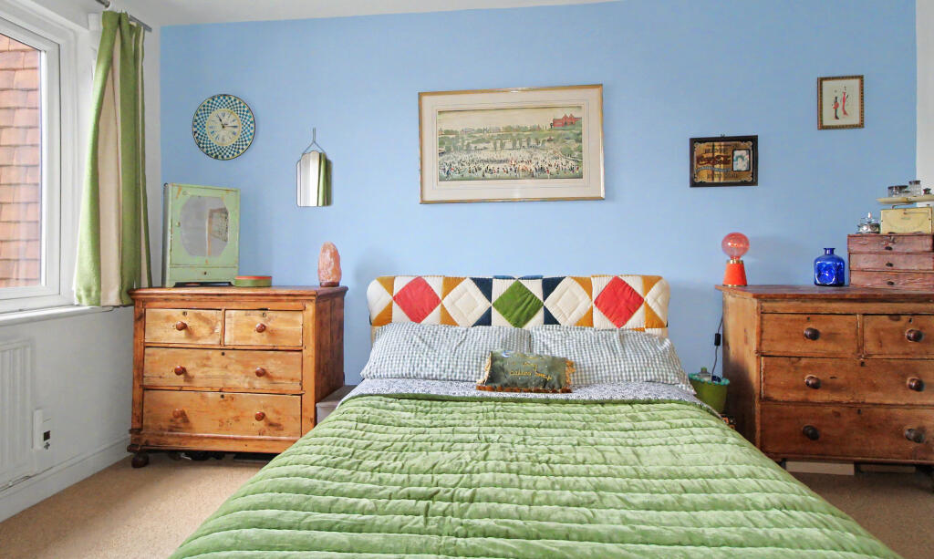 Apartment in Walton-on-Thames, Surrey - More