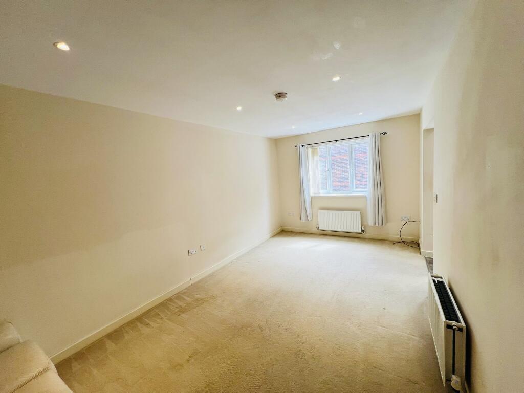 Apartment in Crawley, West Sussex - View 2