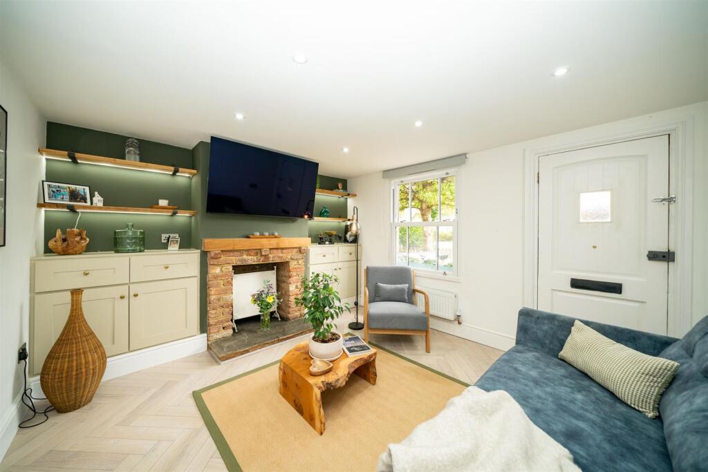 House in Dacorum, Bovingdon - More