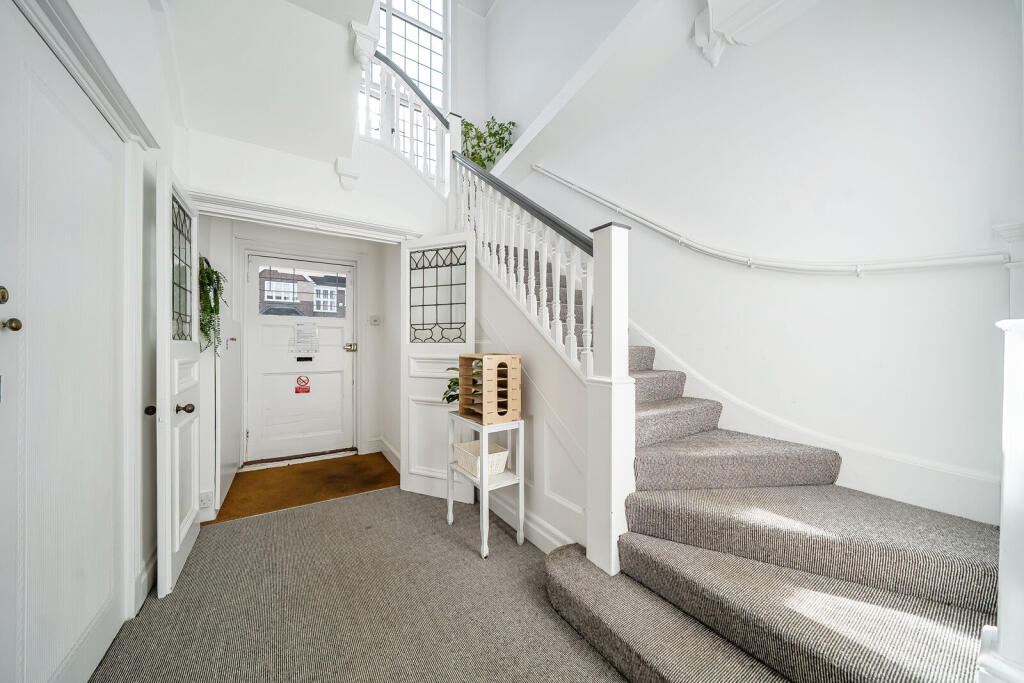 2-bed flat on London Lane, Bromley, BR1, £325,000