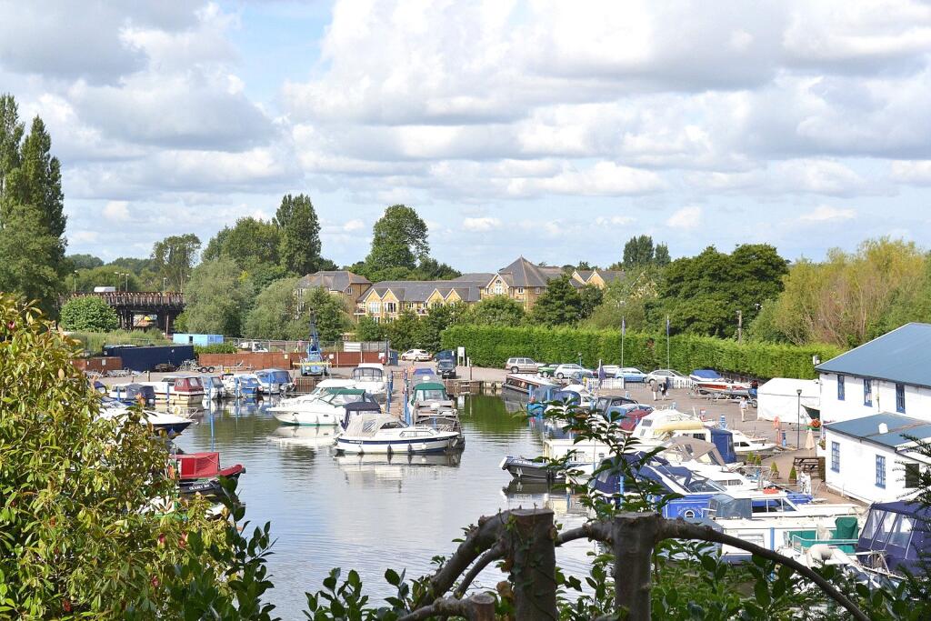 Apartment in Kingston upon Thames - View 2