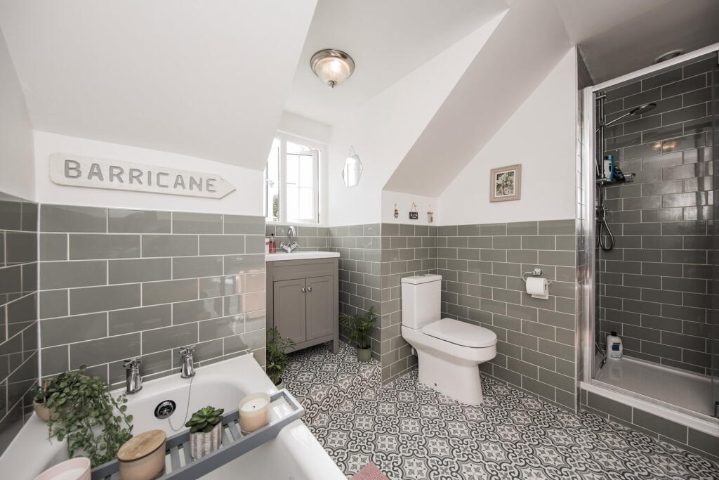 House in Wealden, Hailsham - More