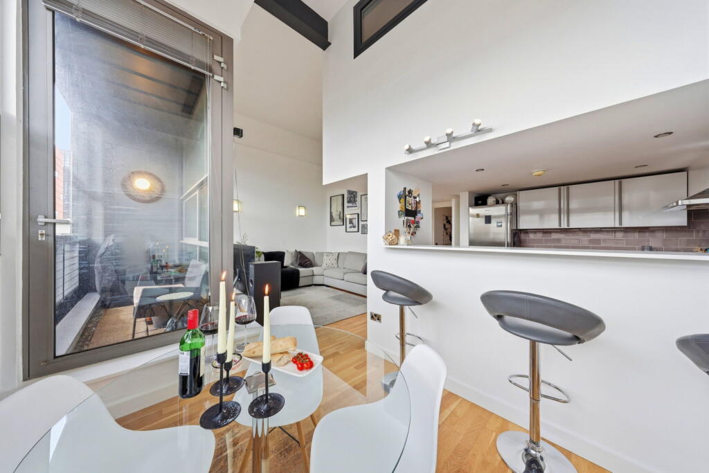 Spacious and Stunning Two Bedroom Apartment in Manchester's Best Neighbourhood photo 2