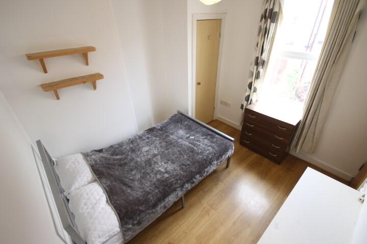 6 bedroom terraced house for rent