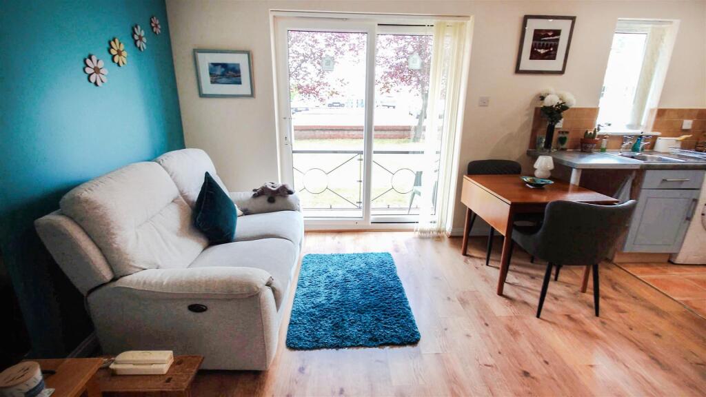 Apartment in Doncaster, Lakeside - View 2