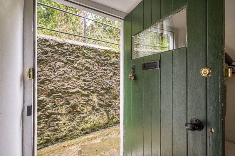 A charming 2 bedroom cottage with garden and studio
