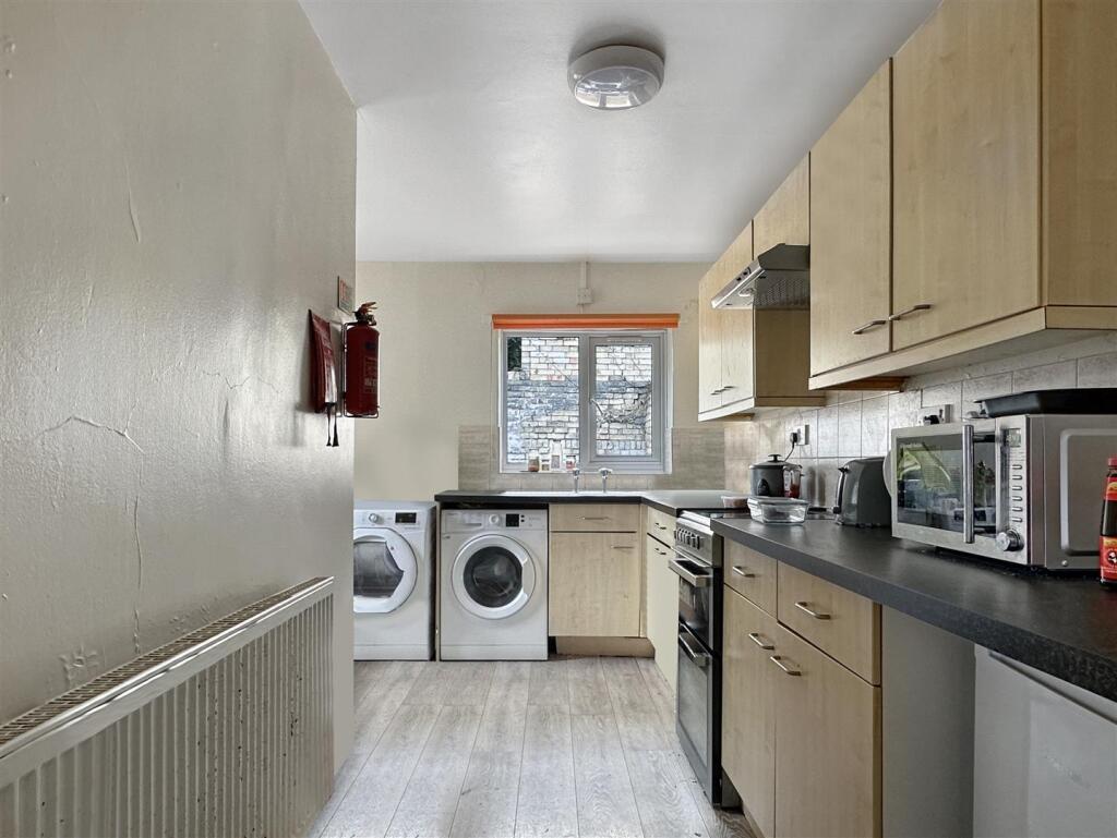 Room 2, Devonshire Road, Cambridge - View 4