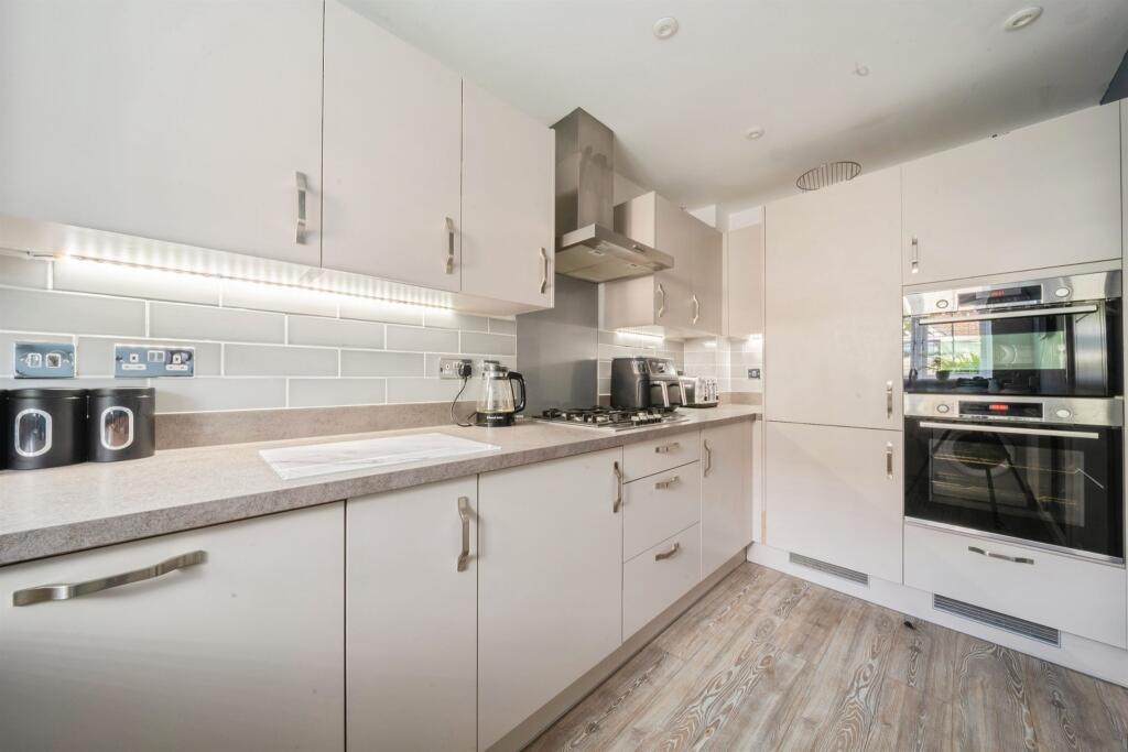House in Wealden, Crowborough - More