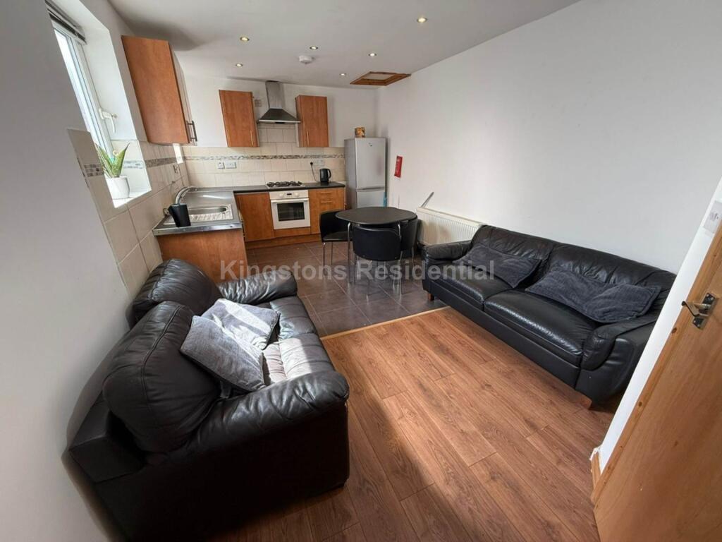 Main image of property: 4 Bedroom Flat at Albany Road, Roath, Cardiff, CF24 3RP