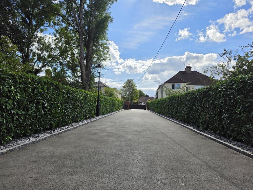 House in Waverley, Badshot Lea, Farnham - View 4