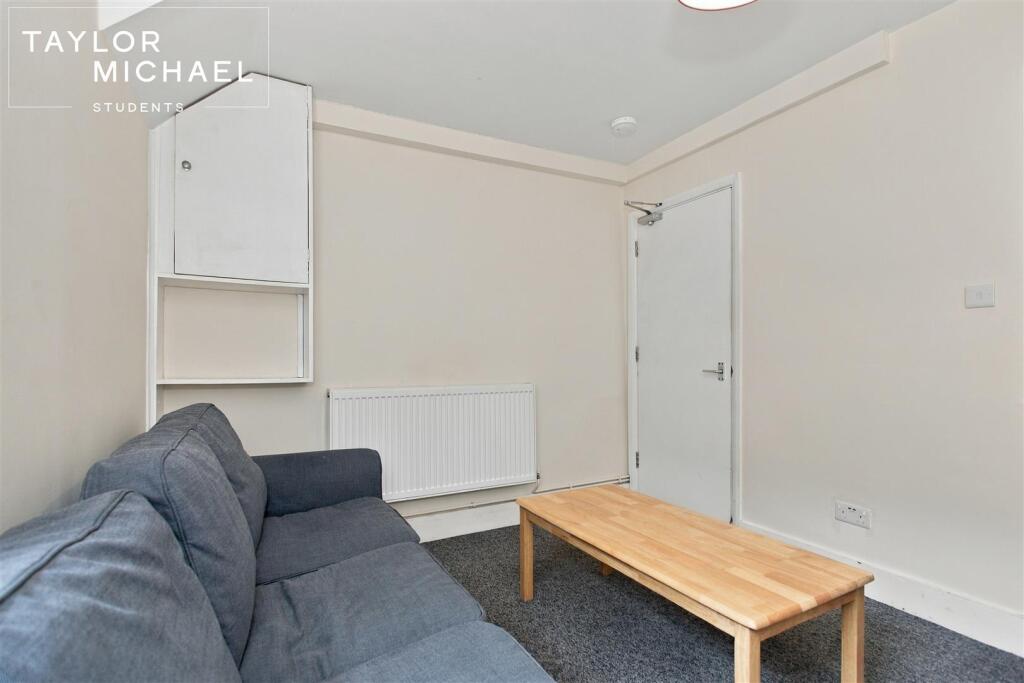 6 bedroom terraced house for rent