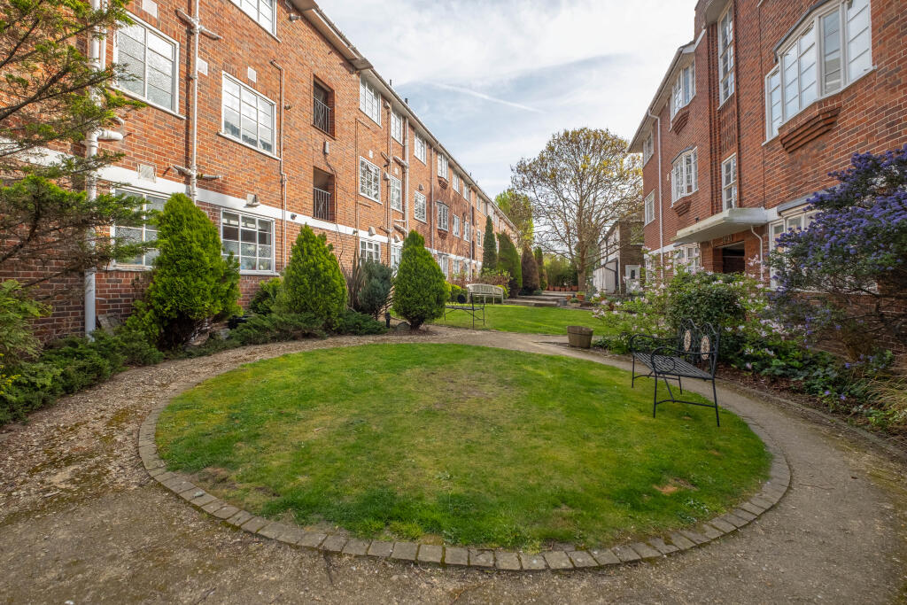 Apartment in London, Royal Borough of Kingston upon Thames - More