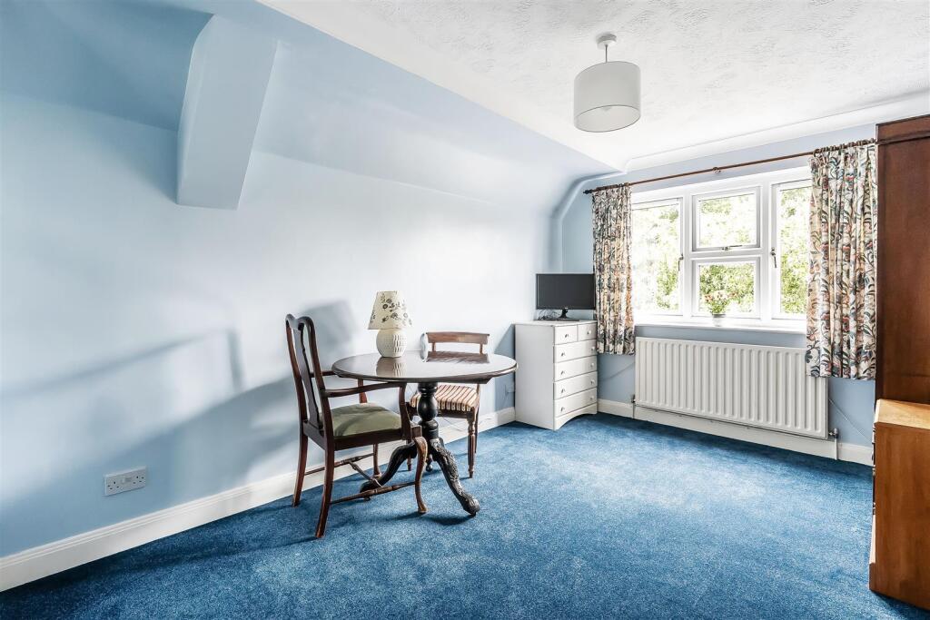 Station Road, Leatherhead, KT22 photo 4
