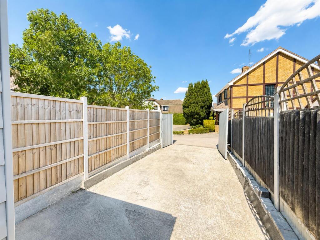 House in Brentwood, Navestock Side, Coxtie Green - View 2