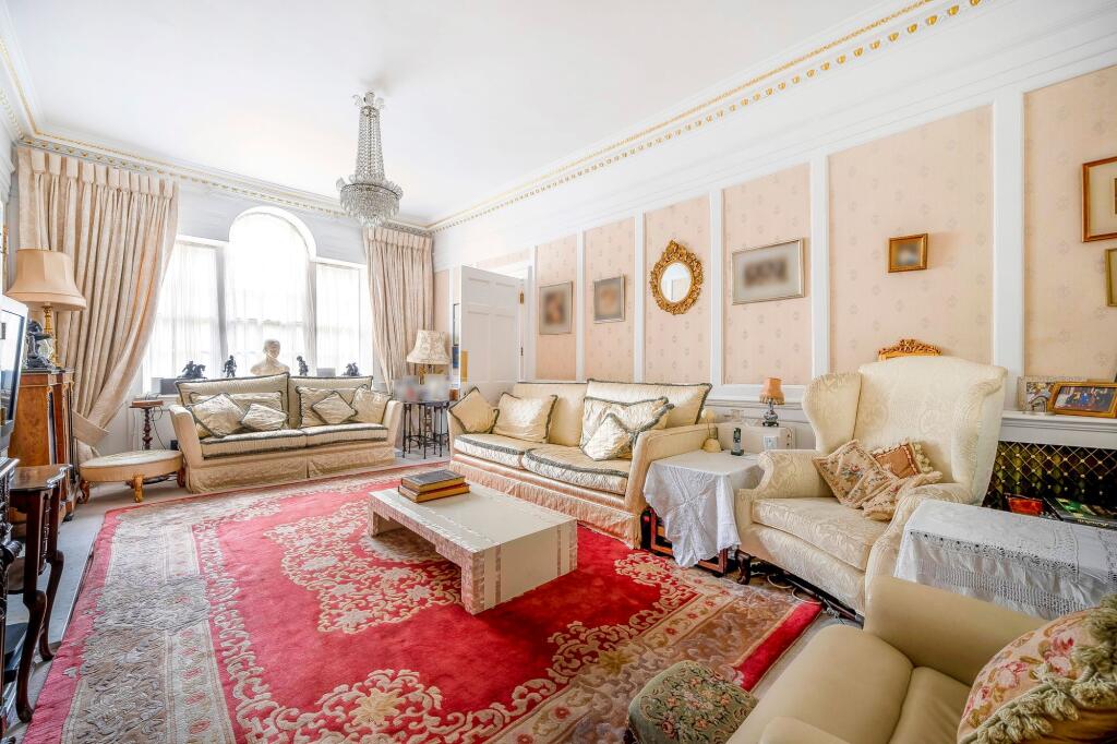 House in Kingston upon Thames - More