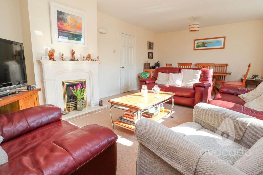 Latham Avenue, Frimley, Camberley, Surrey, GU16 8PW photo 2