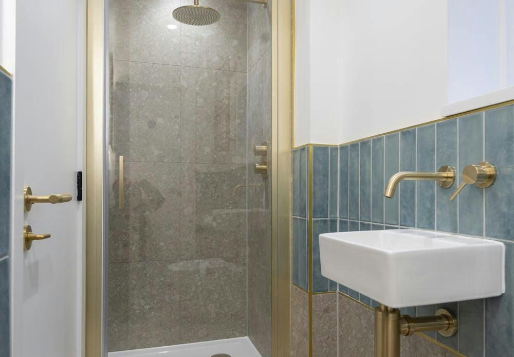 8 Berwick shower.jpg