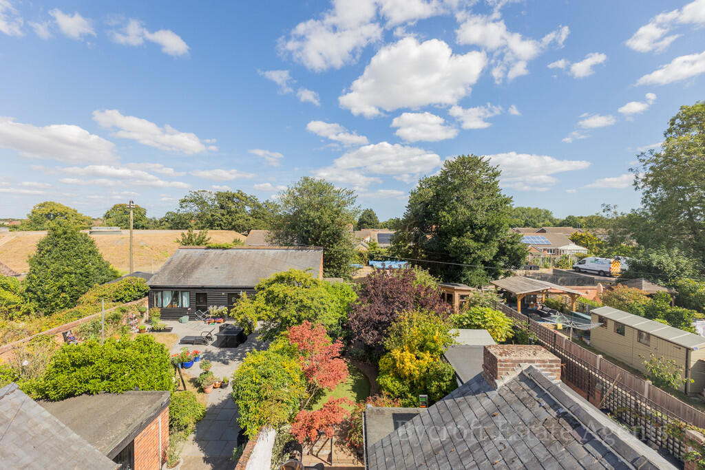 Set over three spacious storeys in coastal Elmgrove Road, Gorleston photo 3