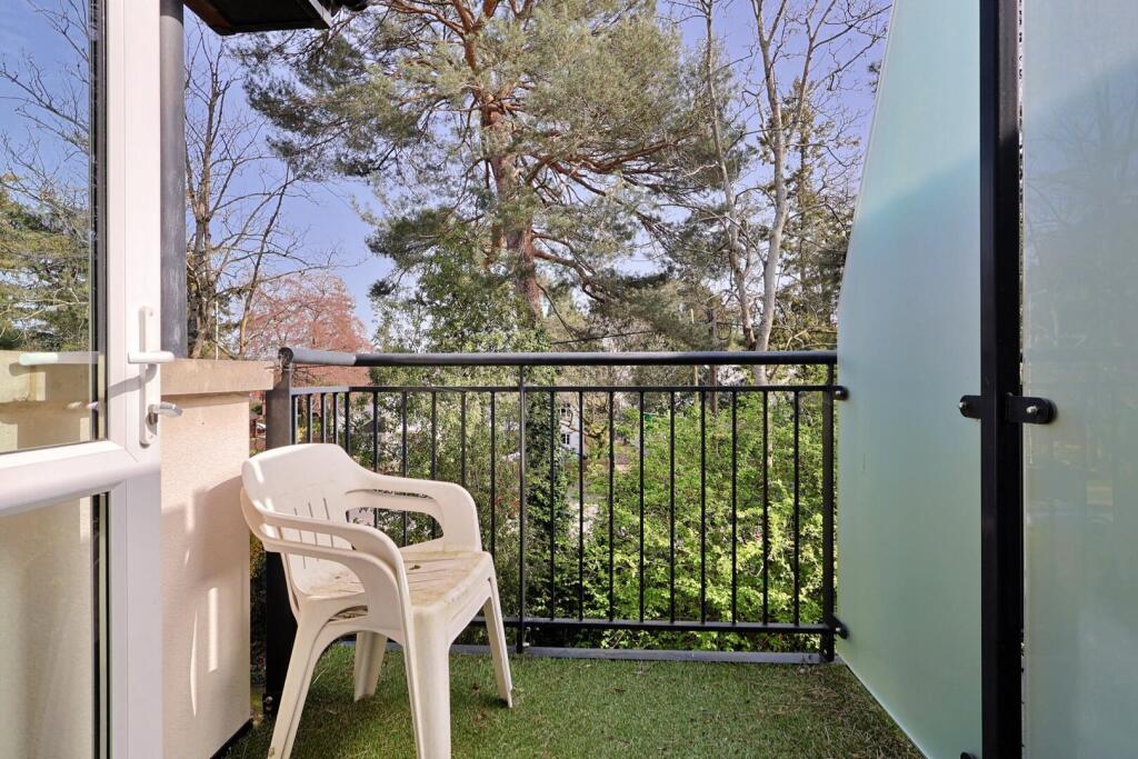 Apartment in Ferndown, Tricketts Cross - View 5