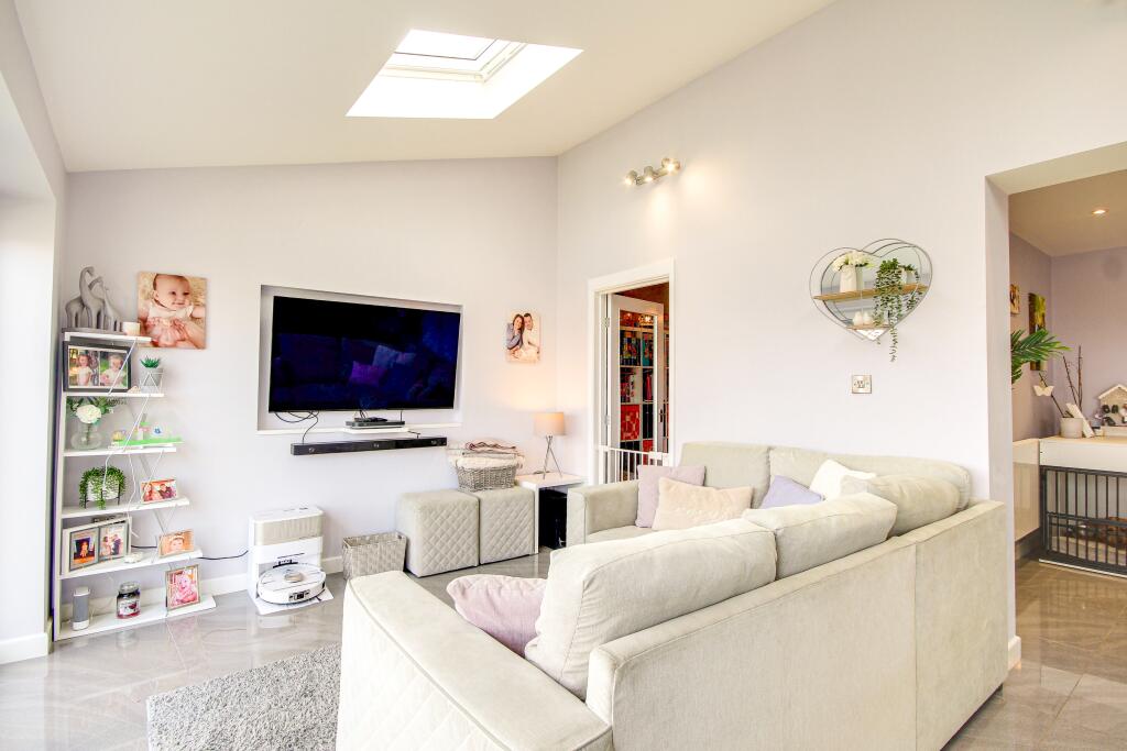 House in Gloucester, Gloucestershire - More