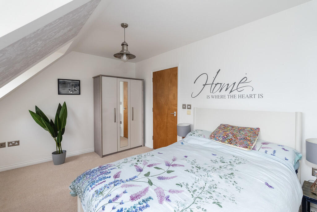 Apartment in Redhill - More