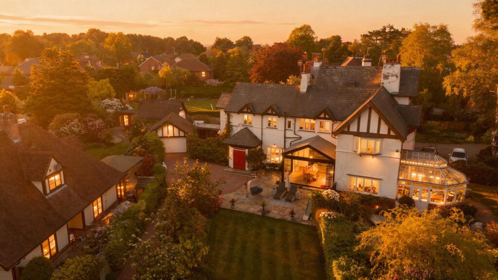 Main image of property: Noctorum Lane, Prenton, CH43