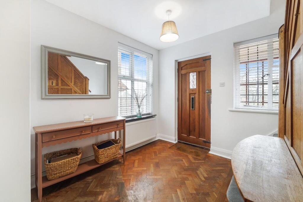 House in Epsom and Ewell, Woodcote, Epsom - View 5