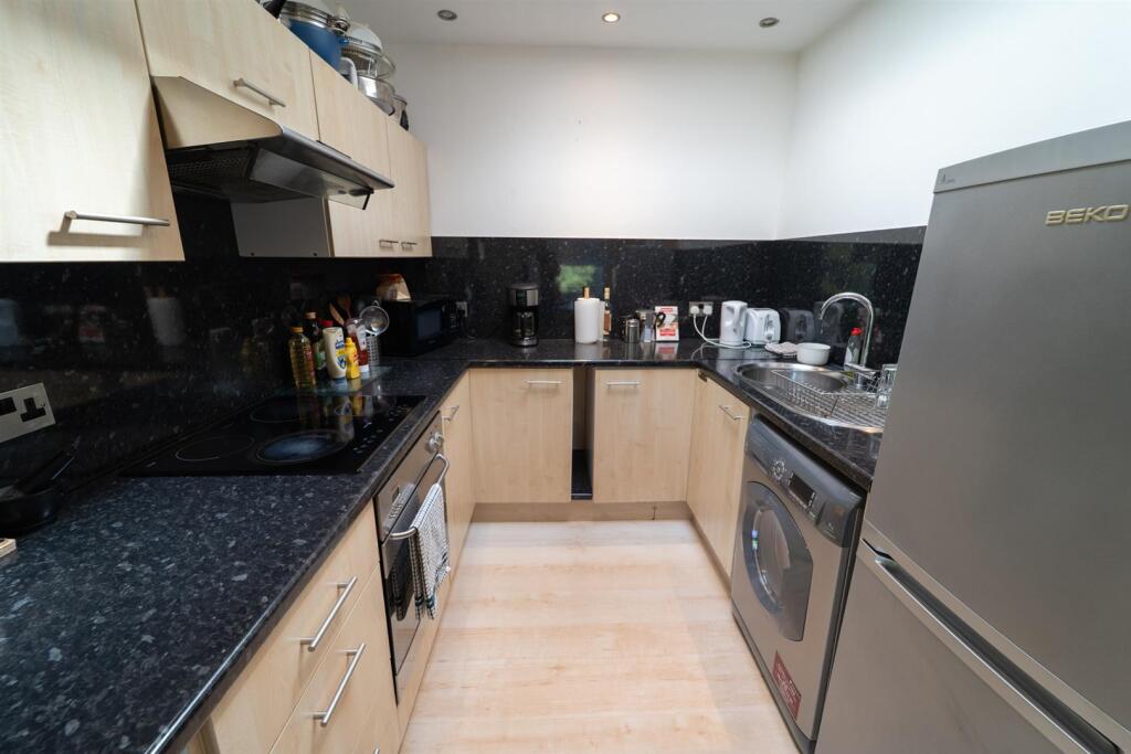 Apartment in Manchester, Victoria Park, Rusholme - View 3