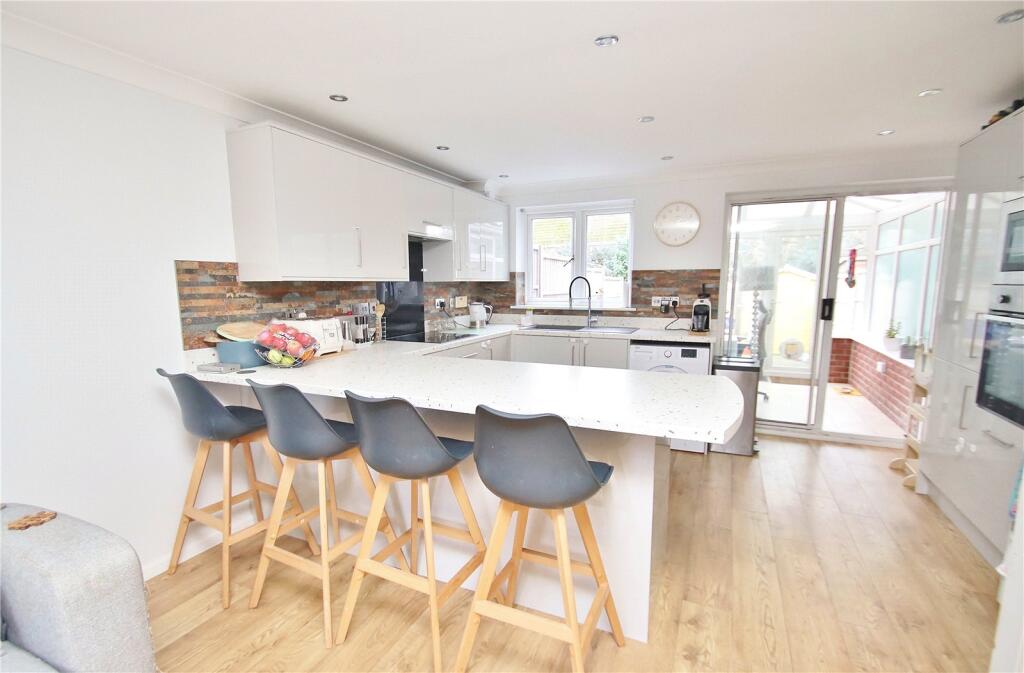 Oaks Mead, Verwood, Dorset, BH31 photo 4