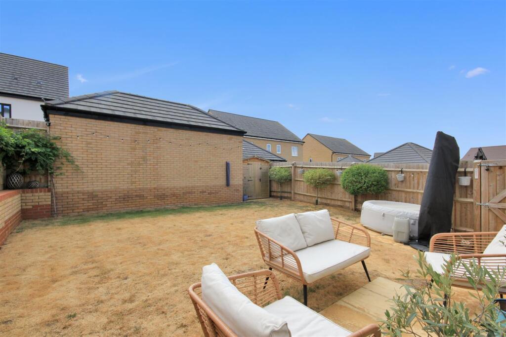 House in Northampton, Wellingborough - More