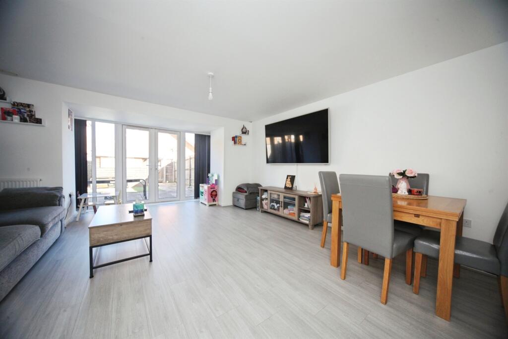 House in Dunstable, Central Bedfordshire - View 4