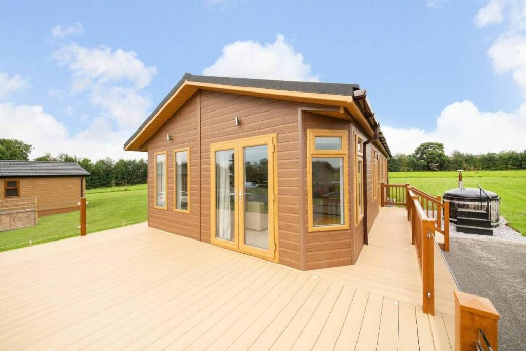 2-bed caravan on Thornton Lane, Easingwold, YO61 3QA, £169,450