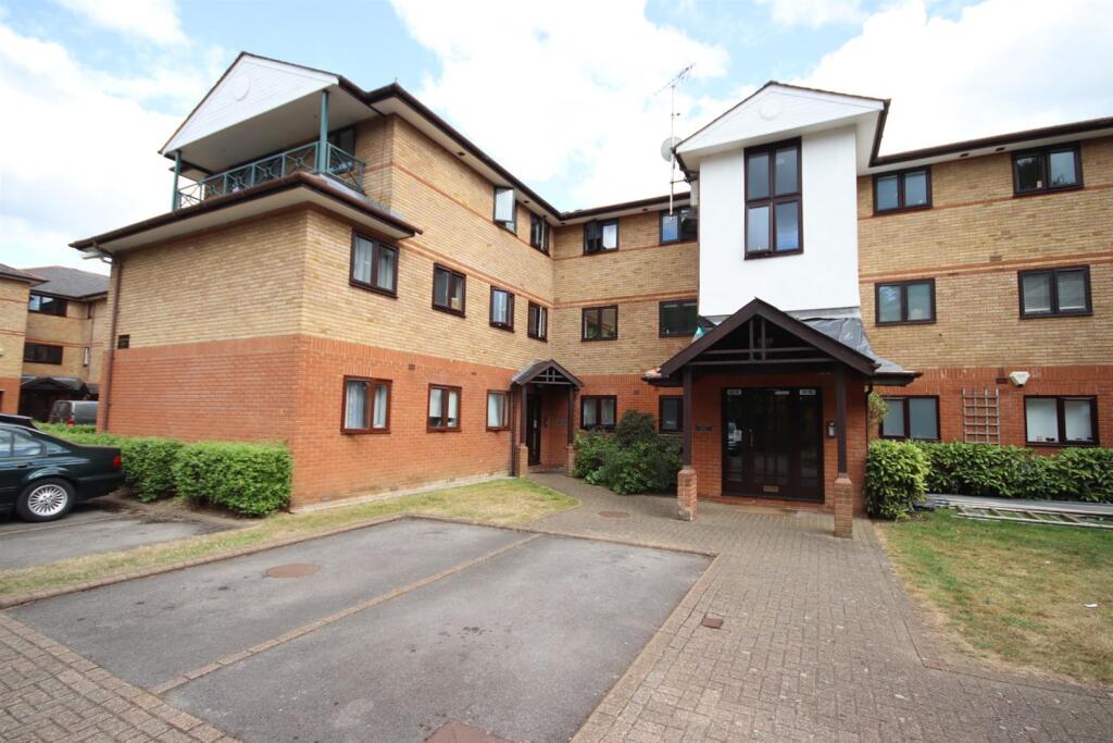 2-bed flat on Ludlow Road, Maidenhead, £240,000