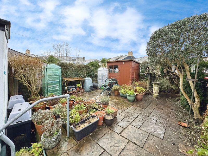 A Wonderful Traditional Bay Fronted & Spacious Home. Clifton Road, Newport - View 6
