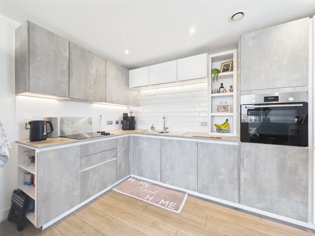 Apartment in Gloucester, Gloucestershire - View 5