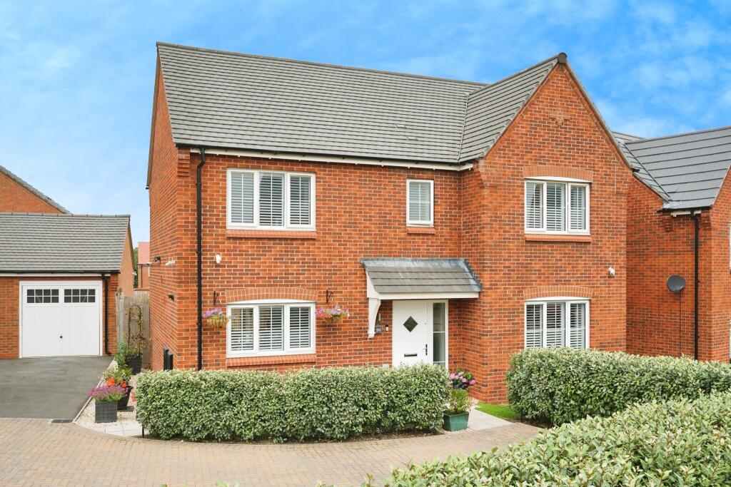 4-bed detached on Stirling Road, Midway, Swadlincote, DE11, £370,000