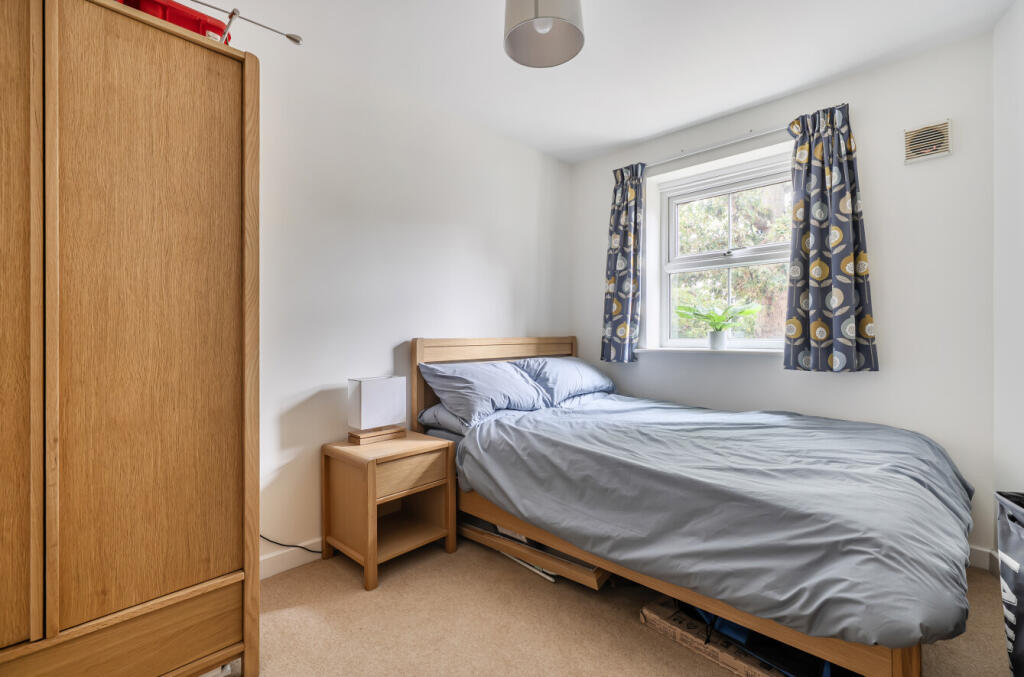 Apartment in Shinfield, Nores Hill - View 5