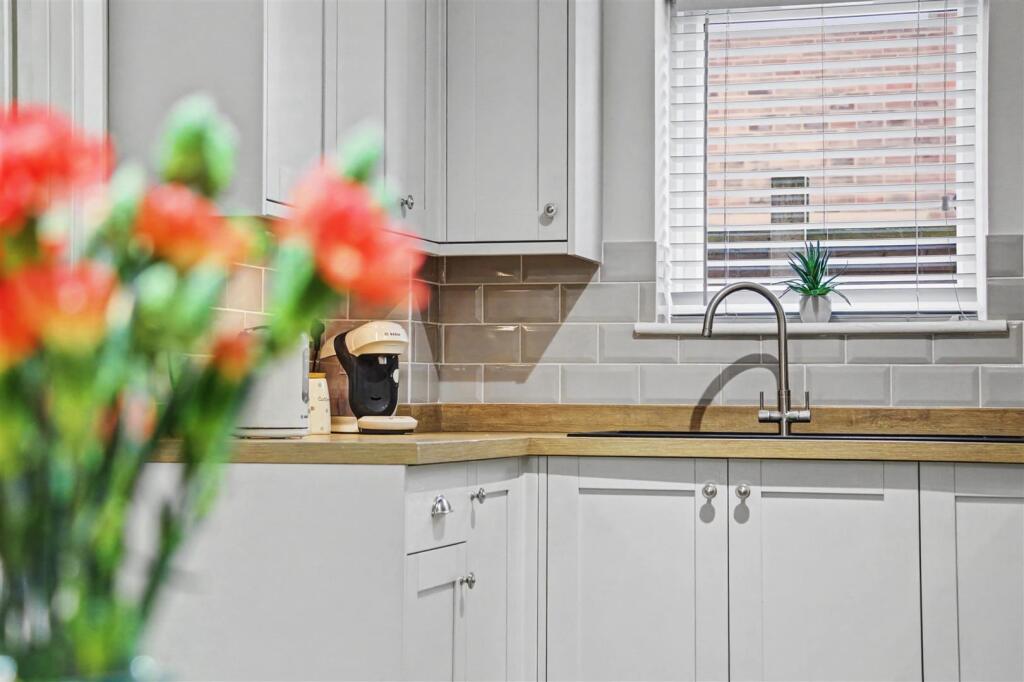 Spacious Family Living in the Heart of North Wootton photo 4