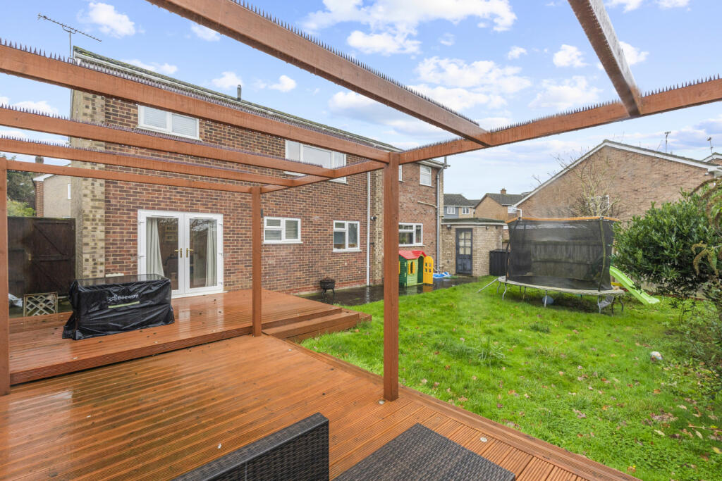 8 Lea Close photo 2