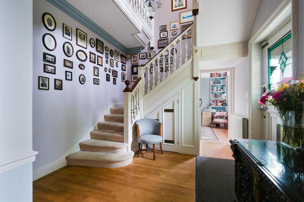 House in Reigate and Banstead, Surrey - View 3