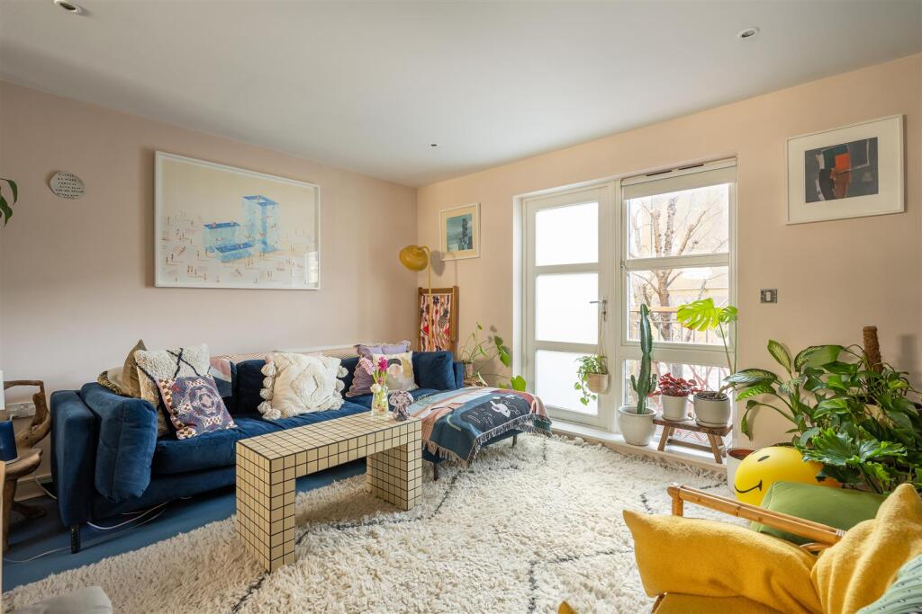 Main image of property: Reading Lane, Hackney