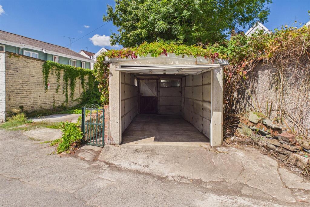 Freehold Single Garage | Clifton - View 4