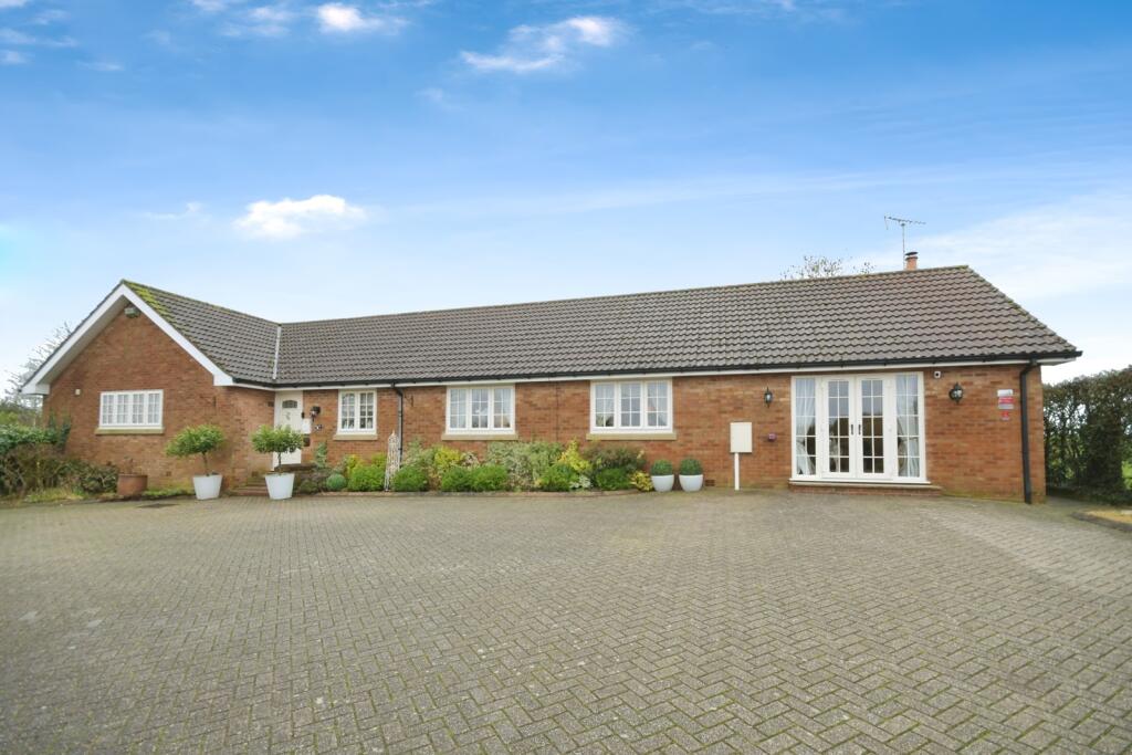 Main image of property: Mansfield Road, Clowne, Chesterfield, Derbyshire, S43