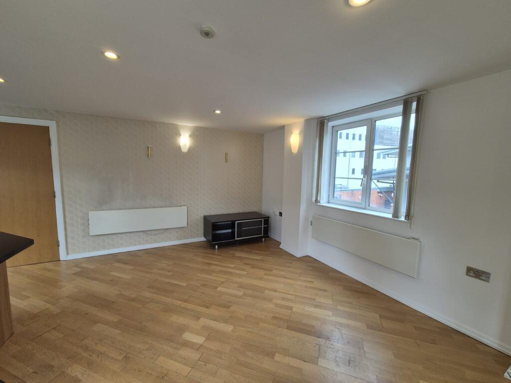 Apartment in Altrincham, Hale - View 4