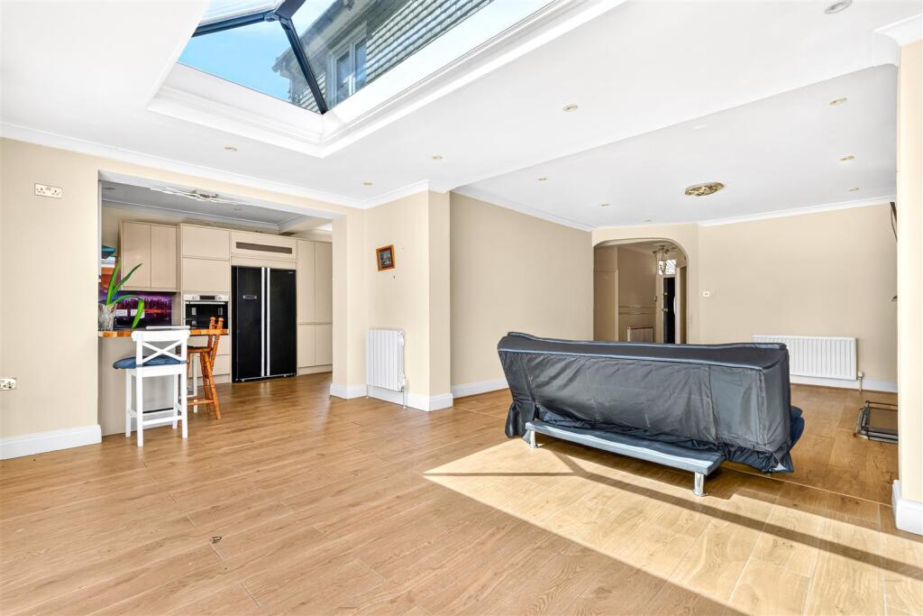 House in Ilford, Redbridge - More